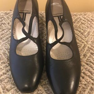 Trotters Shoes Black leather upper Size 7.5